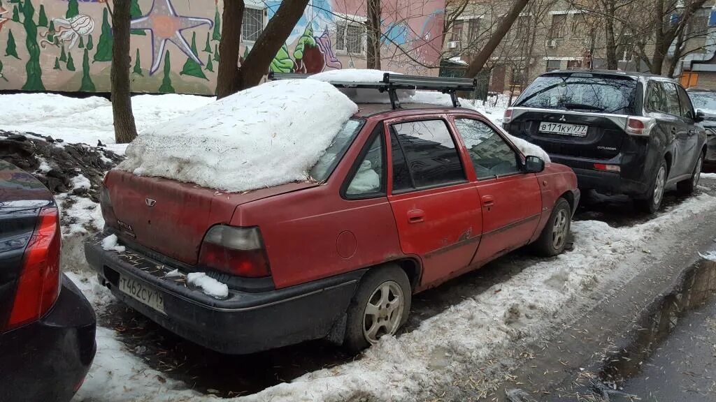 Заброшенные жигули. Заброшенный автопарк дубая. Заброшенный ваз. Машины зимой сургут. Заброшенная машина во дворе.