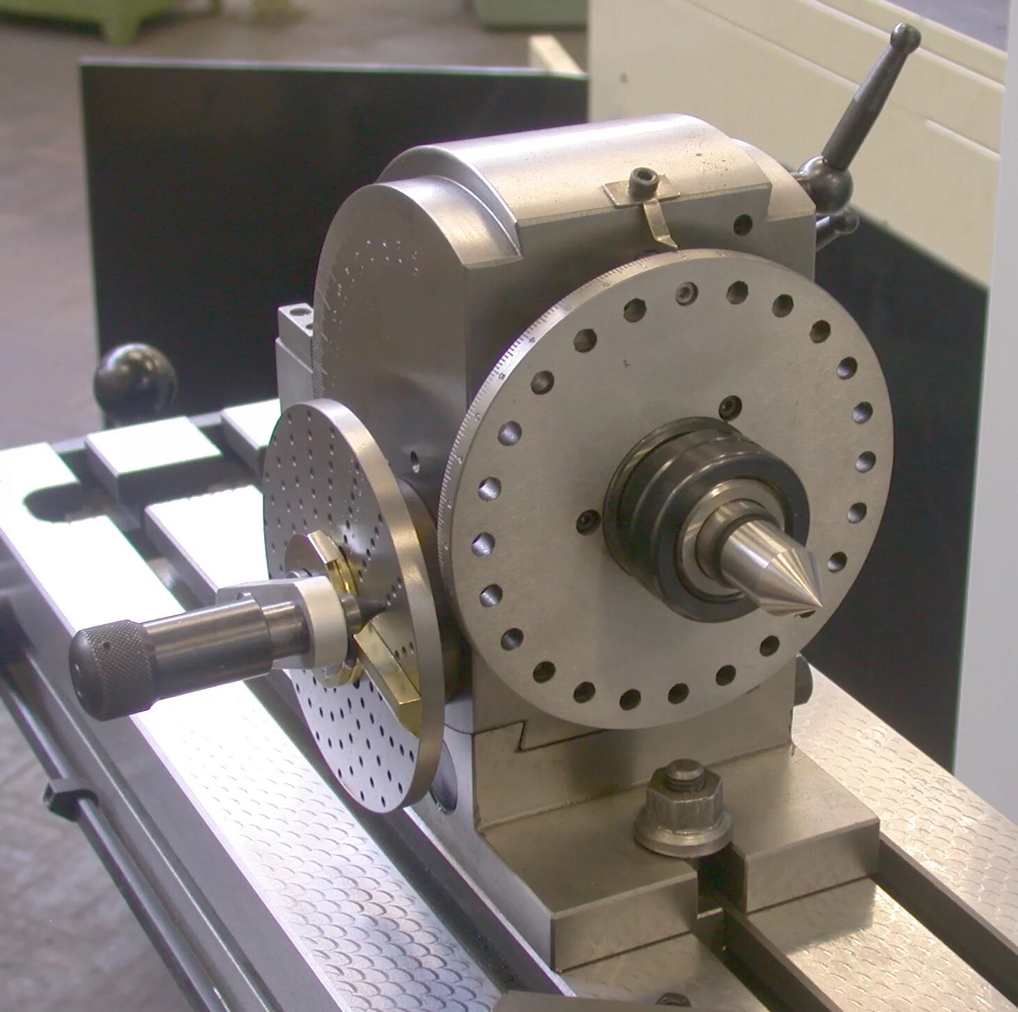 Indexing head. Оптическая делительная головка одг-10. Делительная головка удг-д-250. Делительная головка для фрезерного станка бизон 250. Indexing head.