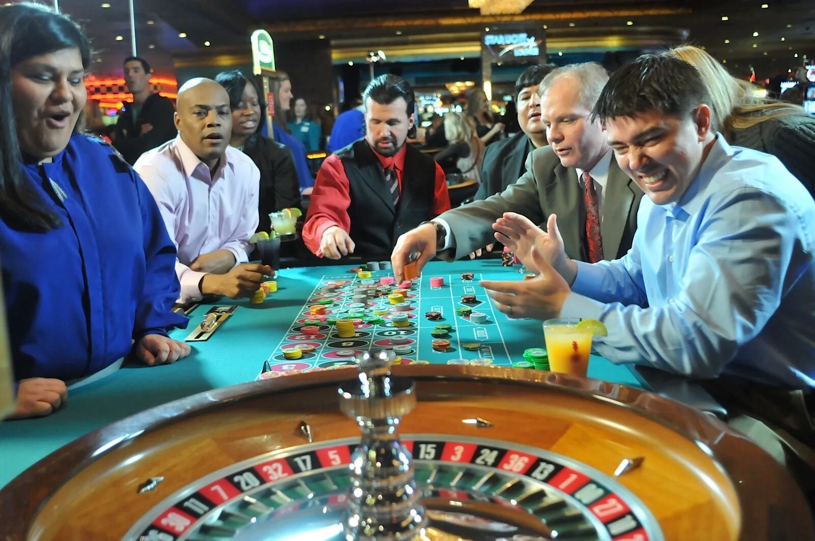 Азартными развлечениями. Люди в казино. Рулетка казино люди. Рулетка казино выигрыш. Казино Рулетка на реальные деньги.