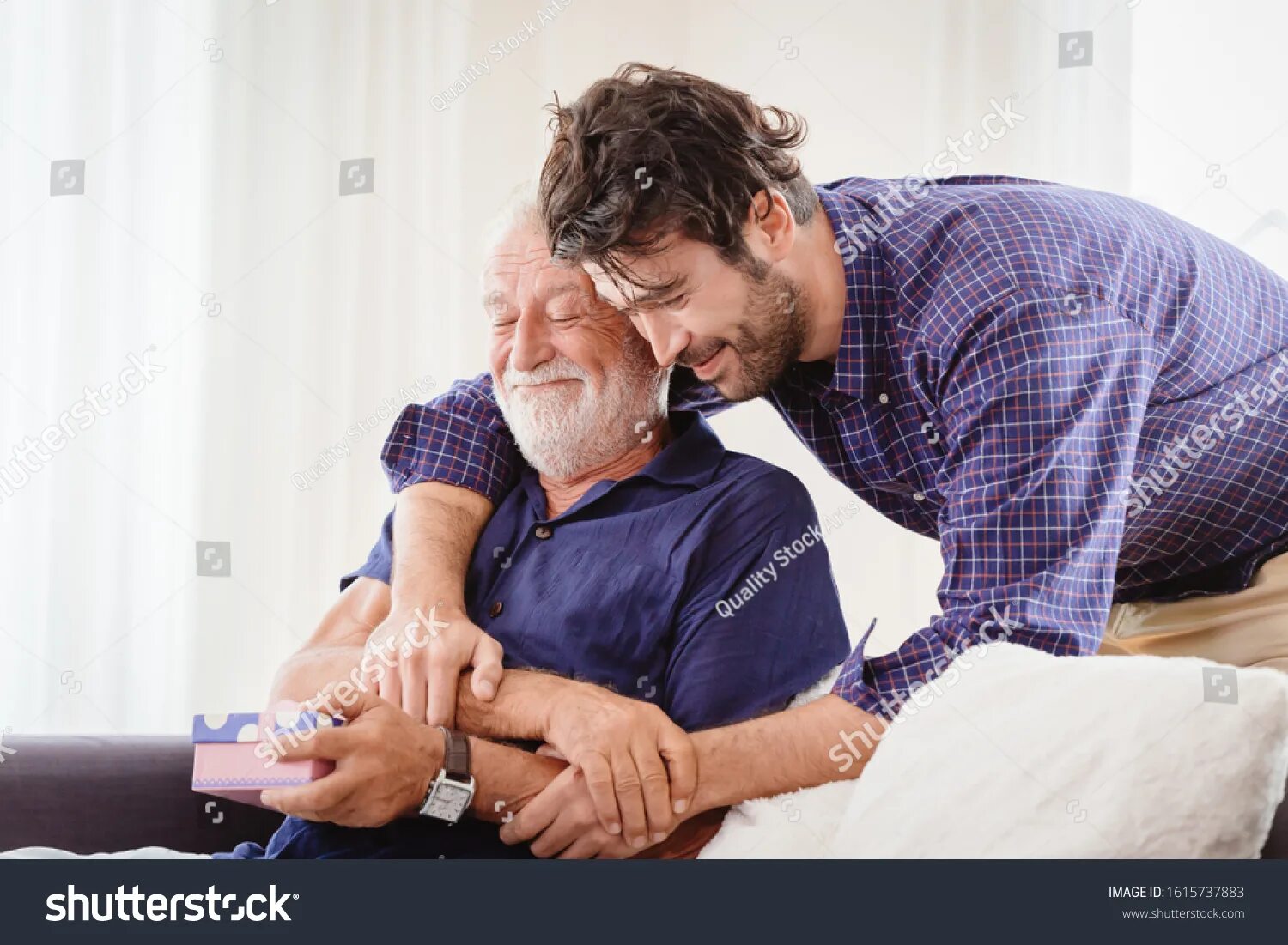 Взрослый сынсын и отец. His father is old man. Взрослый мужчина с молодой. Отец и сын общаются. His father is old man.