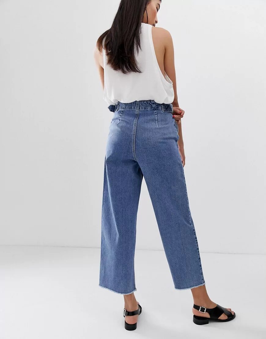 Как называются джинсы широкие от бедра. Широкие джинсы. Короткие широкие джинсы. Короткие широкие джинсы женские. Джинсы широкие снизу.