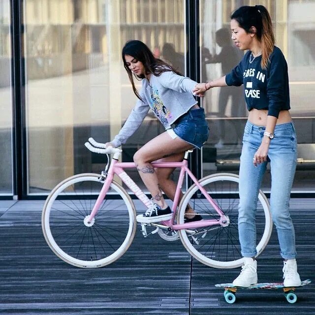 Девушка на фиксе. Девушки на фикс байках. Фотосессия с розовым велосипедом. Образ с розовыми велосипедами. Fixed girls