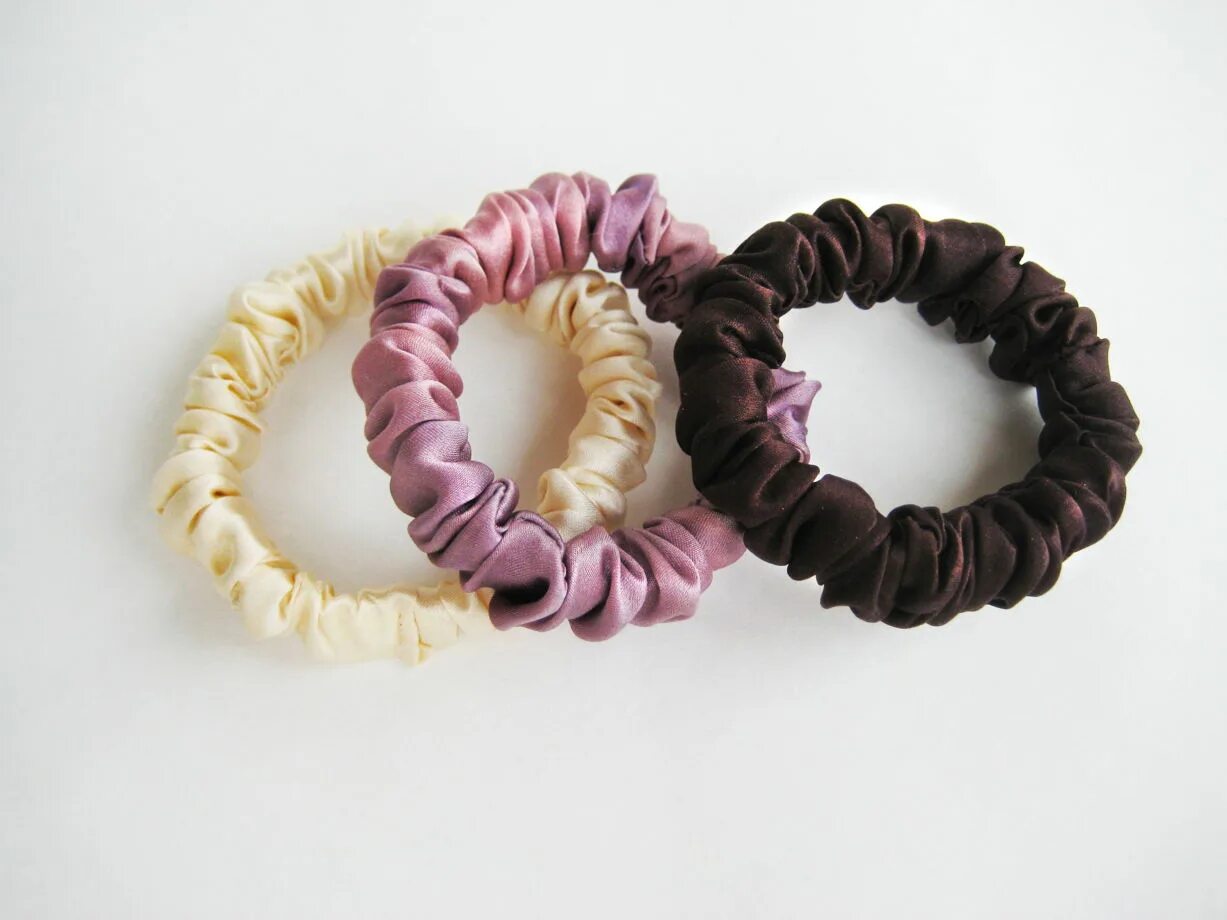 Мягкие резинки для волос. Скранчи резинка для волос. Резинки для волос. Резинки для волос из шелка. Шелковая резинка.