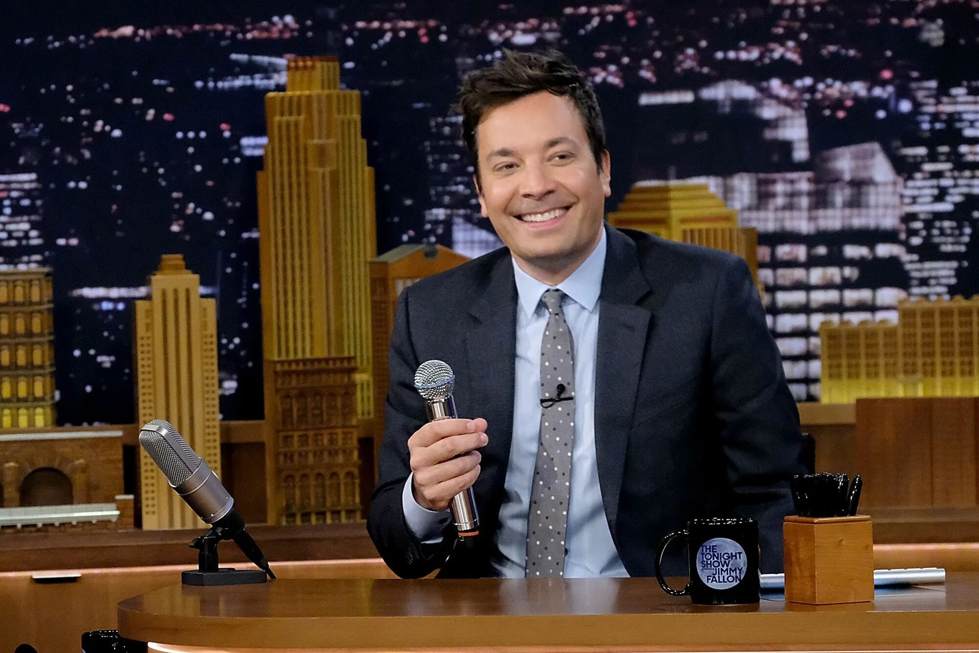 Американские передачи на русском. Американский ведущий джимми фэллон. Ток шоу джимми фэллона. Лейт найт шоу эллен. Джимми фэллон шоу.