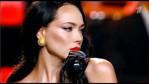 Самбурская непочатая рюмка на столе клип