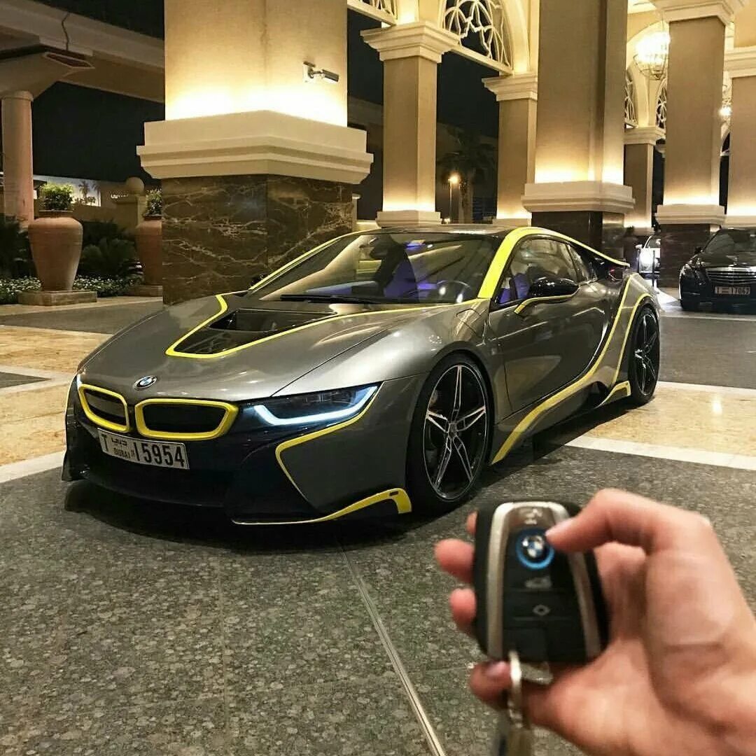 Какая последняя версия car. BMW i8 2020. BMW i8 2022. BMW i8 2017. BMW i8 Gold.