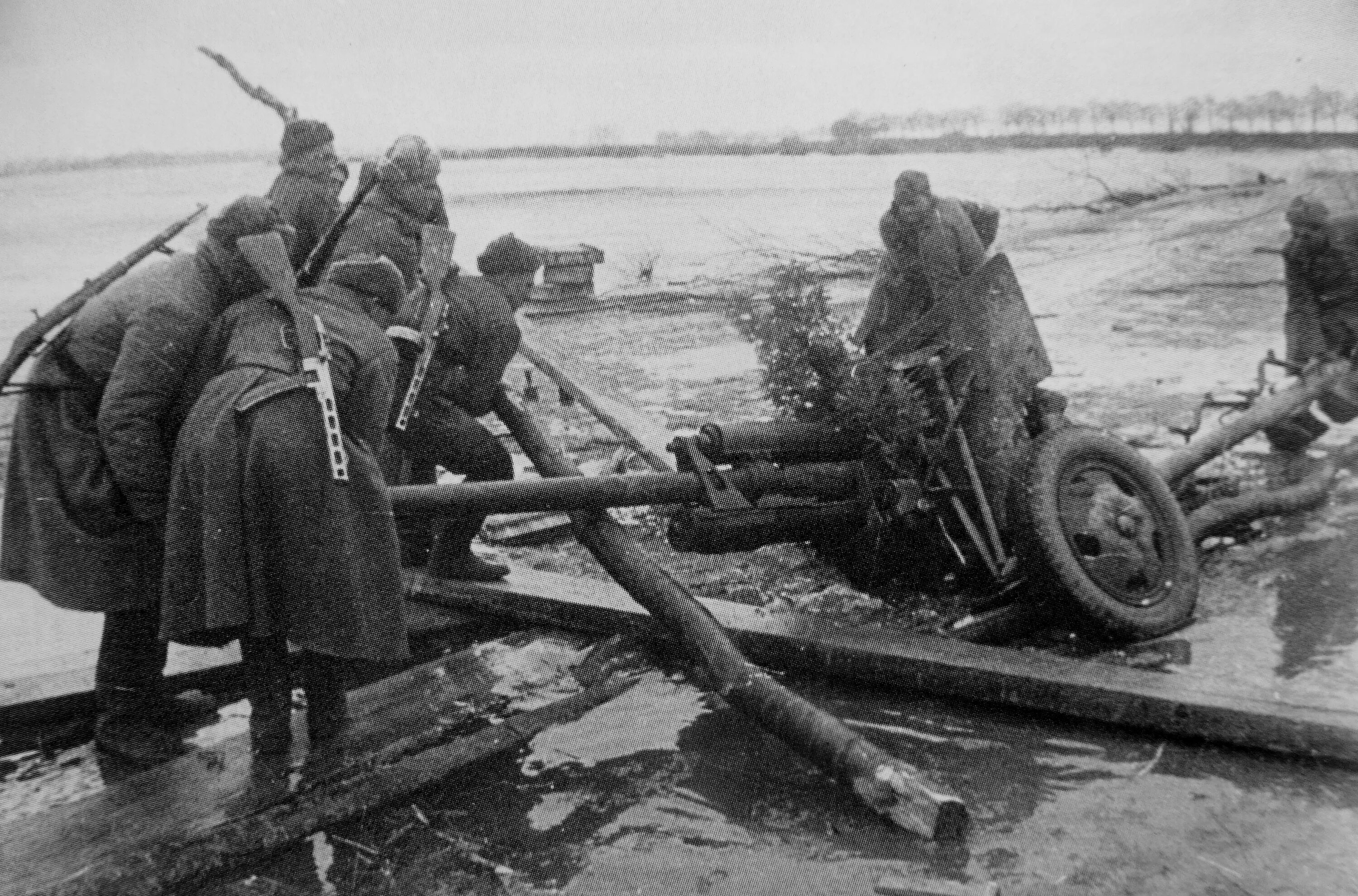 Артиллерист во время войны. Пушка Великой Отечественной войны ЗИС-3. Форсирование реки Висла 1944. Форсирование реки Одер в 1945. 76 Мм пушка ВОВ.