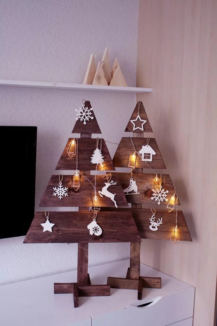 эко елка. елочные игрушки из дерева. оригинальные новогодние украшения. деревянная елка. елка деревянная треугольная.