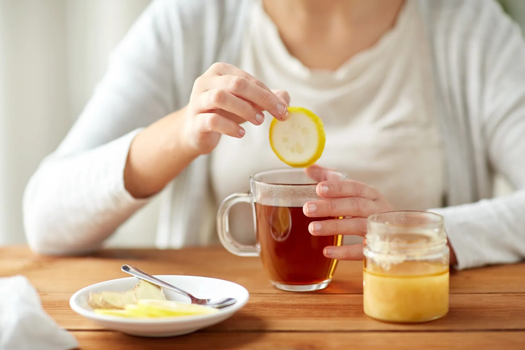 Выпить чаю лимоном. Чай с лимоном. Пьет чай с лимоном. Девушка пьет чай с лимоном. Обильное питье чай.