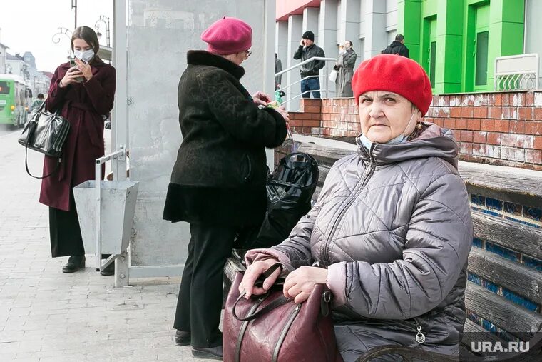 Остановитесь бабушки. Бабушка на остановке. Бабушка на автобусной остановке. Городские пожилые люди. Пенсионеры пенсия.