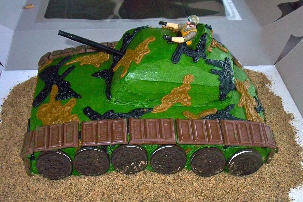Торт танк. Торт в форме танка. Тортик в виде танка. Торт танк для мальчика.