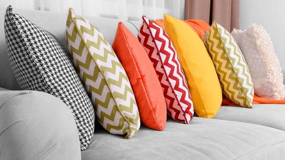 Декоративные подушки. Яркие подушки. Яркие диванные подушки. Диван с яркими подушками.