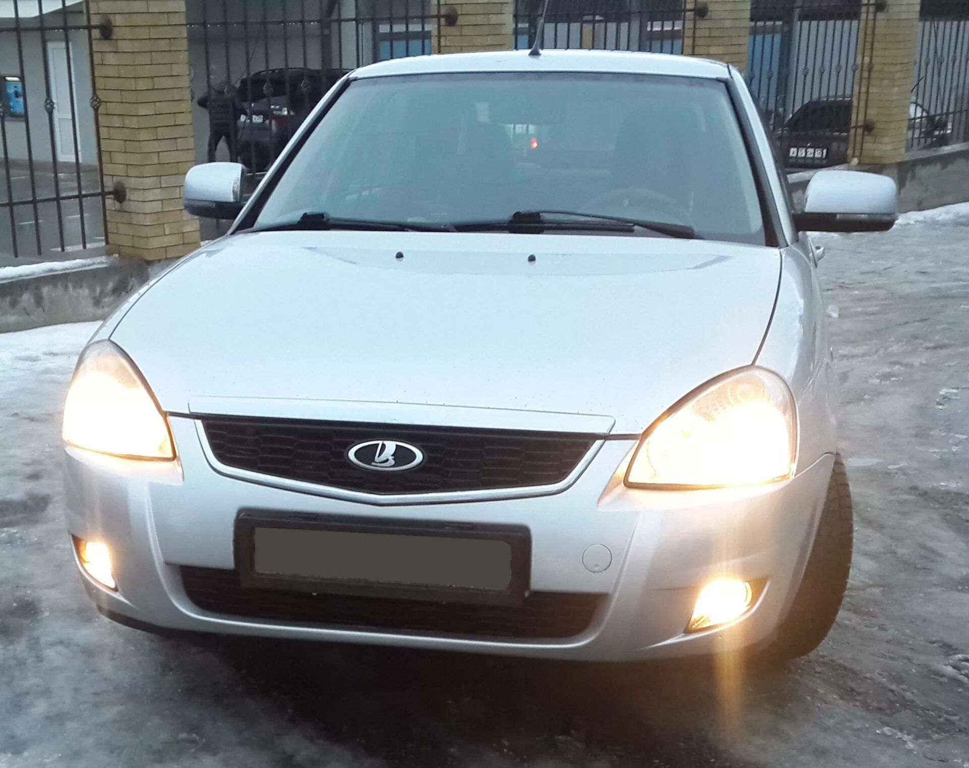 Лед лампы приора. Галогеновые габариты приора. Лампочки ксенон на ближний свет приора. Лампы на ближний свет приора белые. Белый галоген в приору.