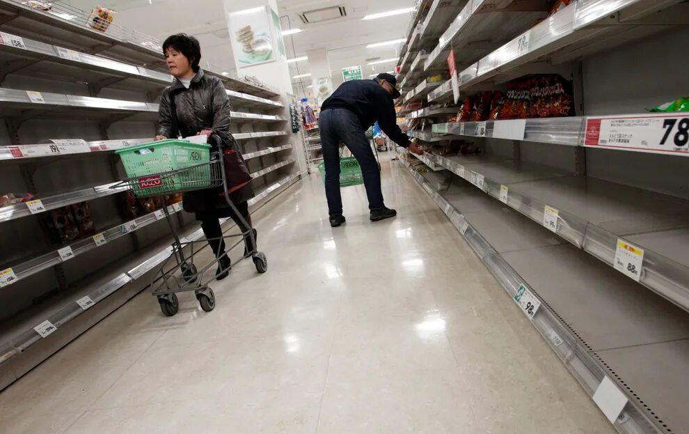 в магазине установлены два. касса самообслуживания wincor nixdorf. камеры большие в магазинах. видеонаблюдение в магазине. видеонаблюдение на кассу.