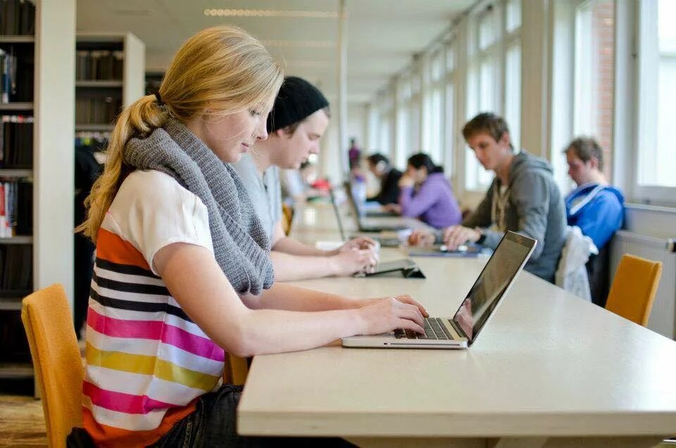 Будет ли дистанционное обучение в вузах. Студент с ноутбуком. Студенты за компом в университете. Курсы. Обучение студентов.