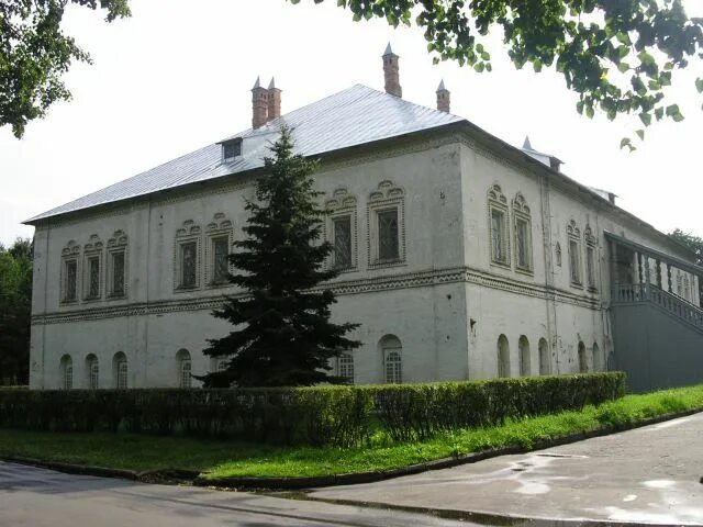 Митрополит палаты в ярославле памятник архитектуры. Митрополичьи палаты ярославль внутри. Ярославский художественный музей митрополичьи палаты ярославль. Митрополичьи палаты. Ярославль музей митрополичьи палаты.
