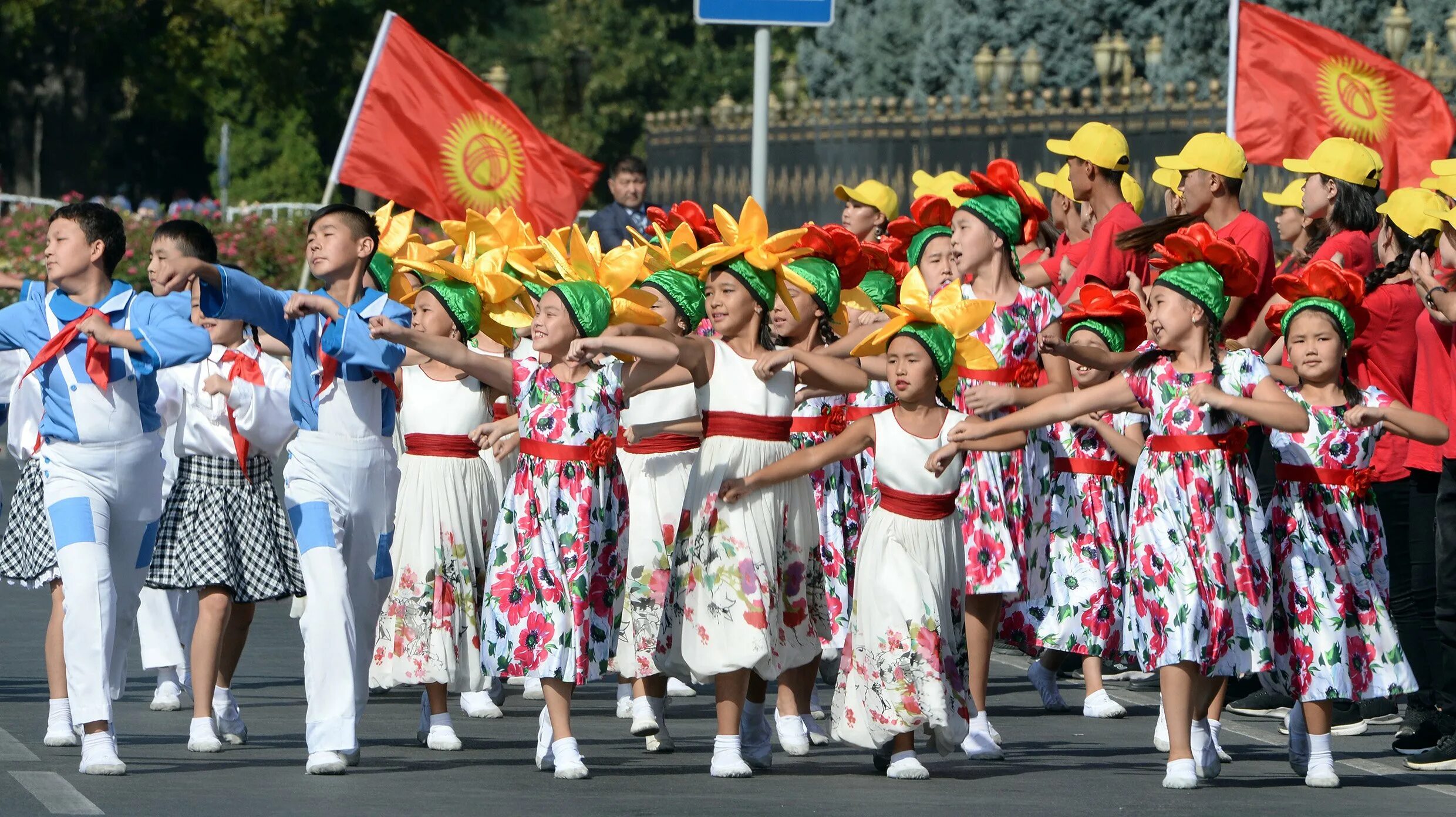 Праздники киргизов. День независимости Киргизии. Праздники Кыргызстана. Празднование дня независимости в Кыргызстане. С праздником независимости Кыргызстана.