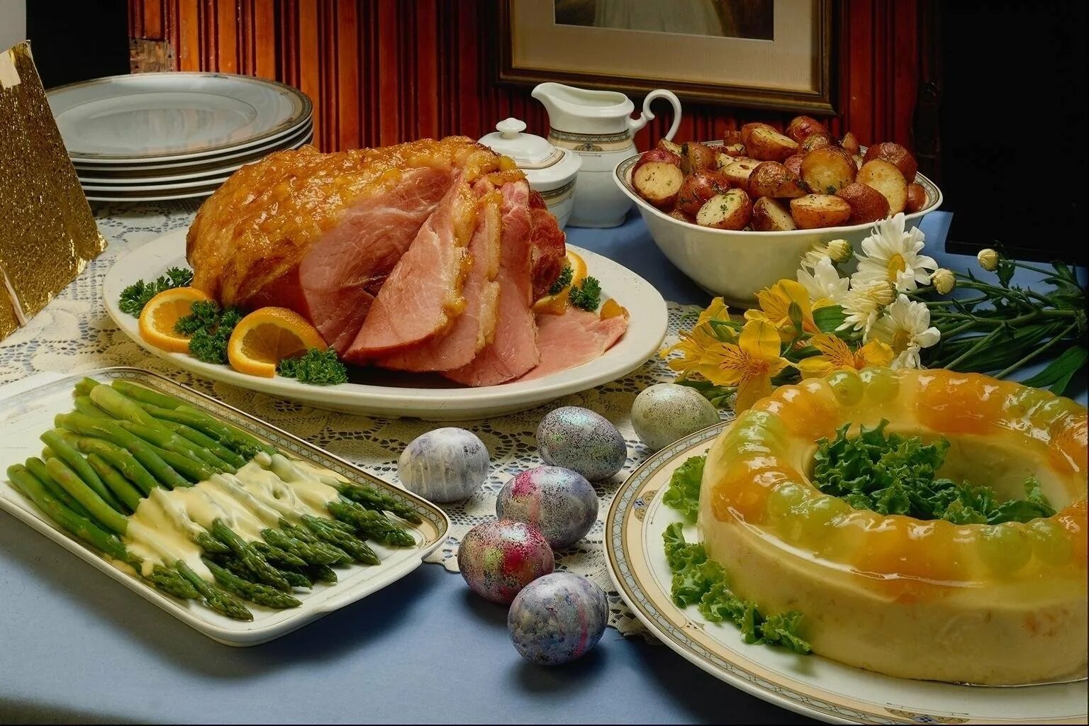 Накрывать обед. Шикарный праздничный стол. Сервировка стола с едой. Праздничные блюда. Шикарный стол с едой.
