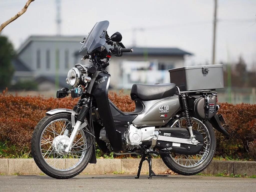 Honda cross cub. Honda super cub 50 кофр. honda super cub cross. кофр на honda super cub. super cab тюнинг.
