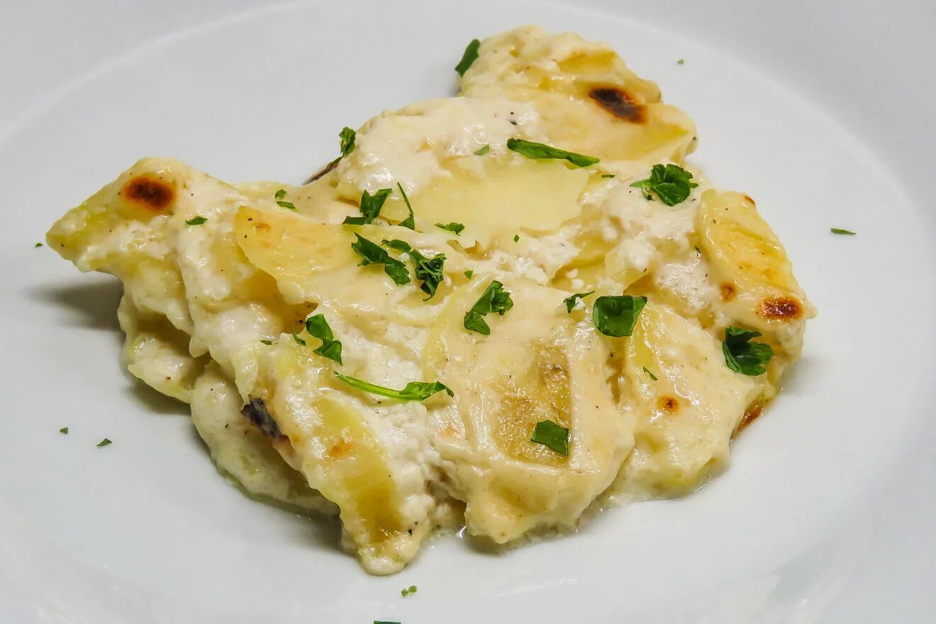 Гратен дофинуа. Gratin dauphinois. Картофель Дофинуа. Французский гратен Дофинуа. Картофель гратен.