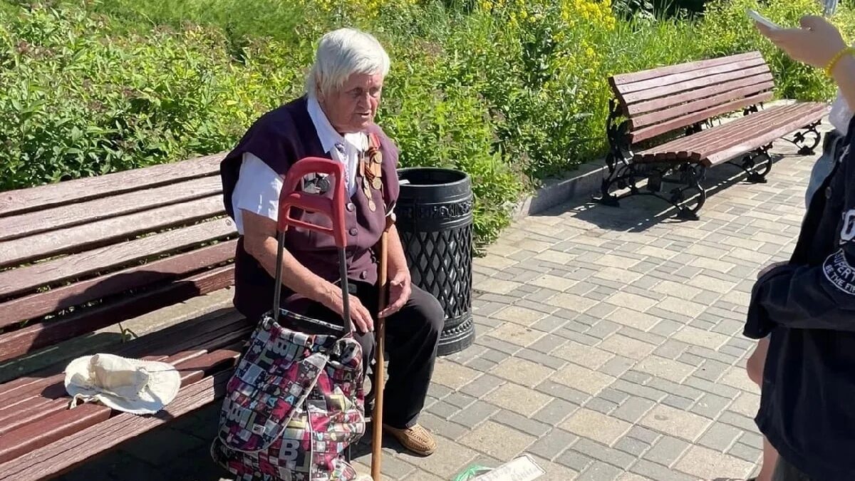 Старушка заметить. Бабушка с пенсией. Бабка с пенсией. Бабки на пенсии. Медаль бабушке.