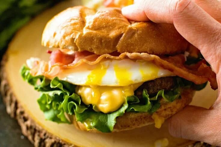 Eggs burger. Эгг бургер. чиз бекон гамбургер. бургер с беконом. egg bacon burger burger.