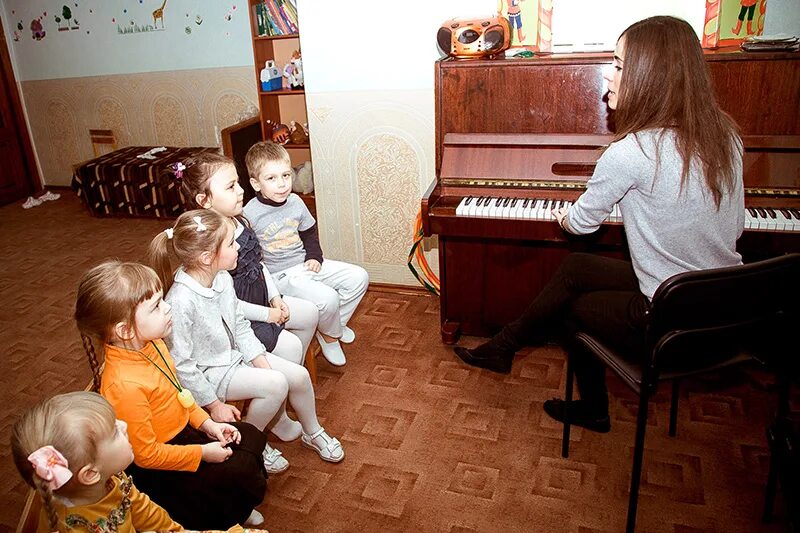 Пения детский сад. Музыкальные занятия в детском саду. Дети поют в детском саду. Музыкальные занятия в детском саду. Занятия вокалом для детей.