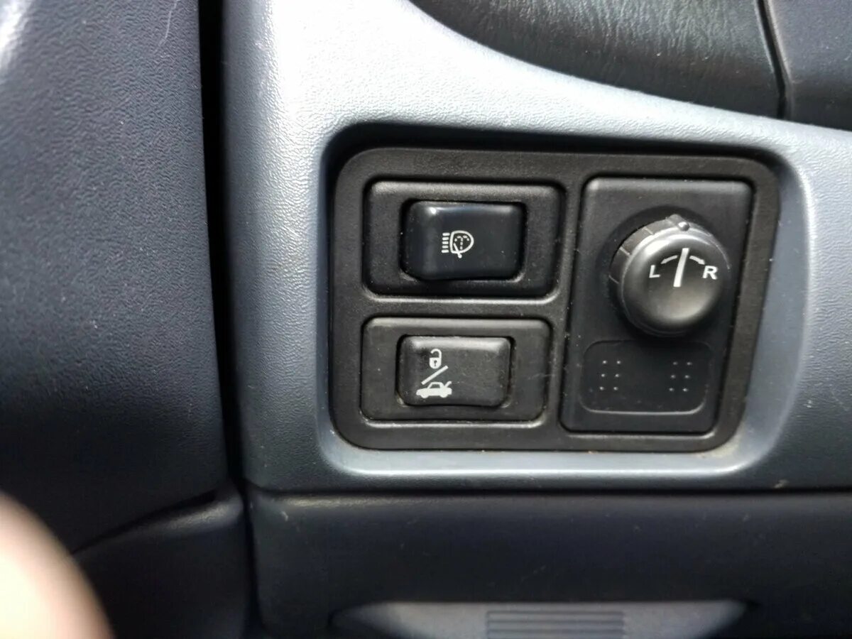 Кнопкой открыть в новом. Кнопка открытия багажника Nissan. Кнопки Nissan Almera n16. Кнопка открывания капота Nissan Almera n16. Открывания багажника с кнопки Nissan Almera n16.