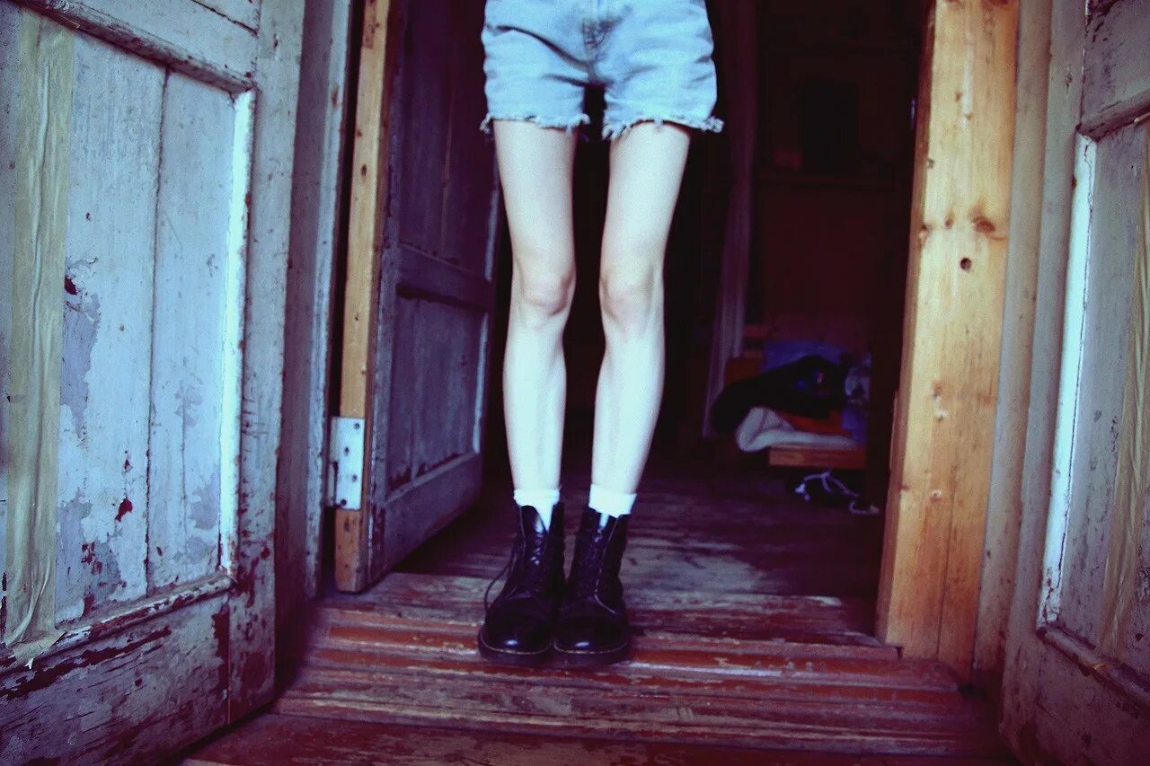 Худые длинные ноги. Худые ноги у девушки. Худые ляшки девушки. Ноги в шортах девушки. Тонкие ноги у девушек.