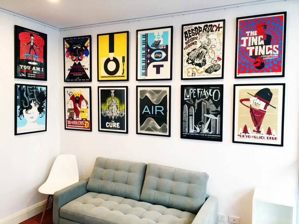 Как красиво повесить плакаты на стену. Как клеить постеры на стену. Как клеить постеры на стену. Плакат наклеенная на стену. На что вешать постеры на стену.