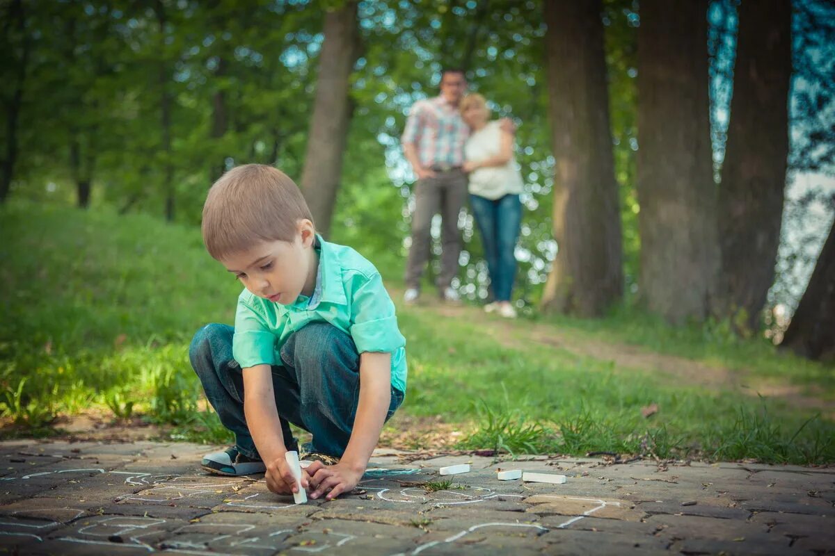 рассказ мальчика в парке. мальчик осенью в парке с собакой. рассказ мальчика в парке. мальчик в парке. мальчик девочке дарит осенние листья картинки красивые.