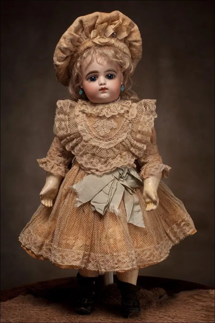 Старая куколка. Антикварные куклы Полишинель Франсуа Готье. Ильмира Степанова Антикварные куклы. Платье для антикварной куклы.