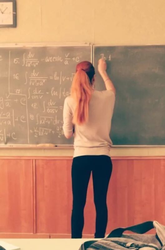 Поп преподаватель. Ягодицы учительницы. Красивые учительницы в школе. Красивые попы в классе. Попы учителей.