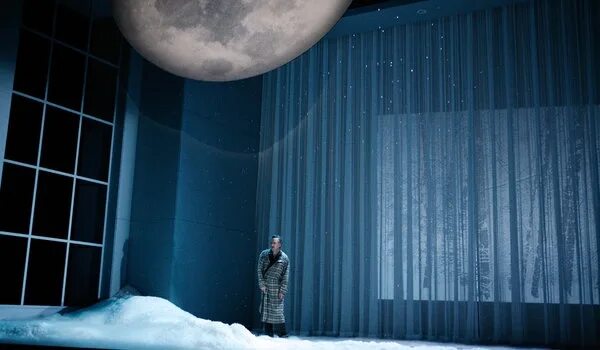 Луна освещает комнату. Опера Луна. Театральный свет мистический. В холодный зал луною Освещенный ребенком. Луна с подсветкой.