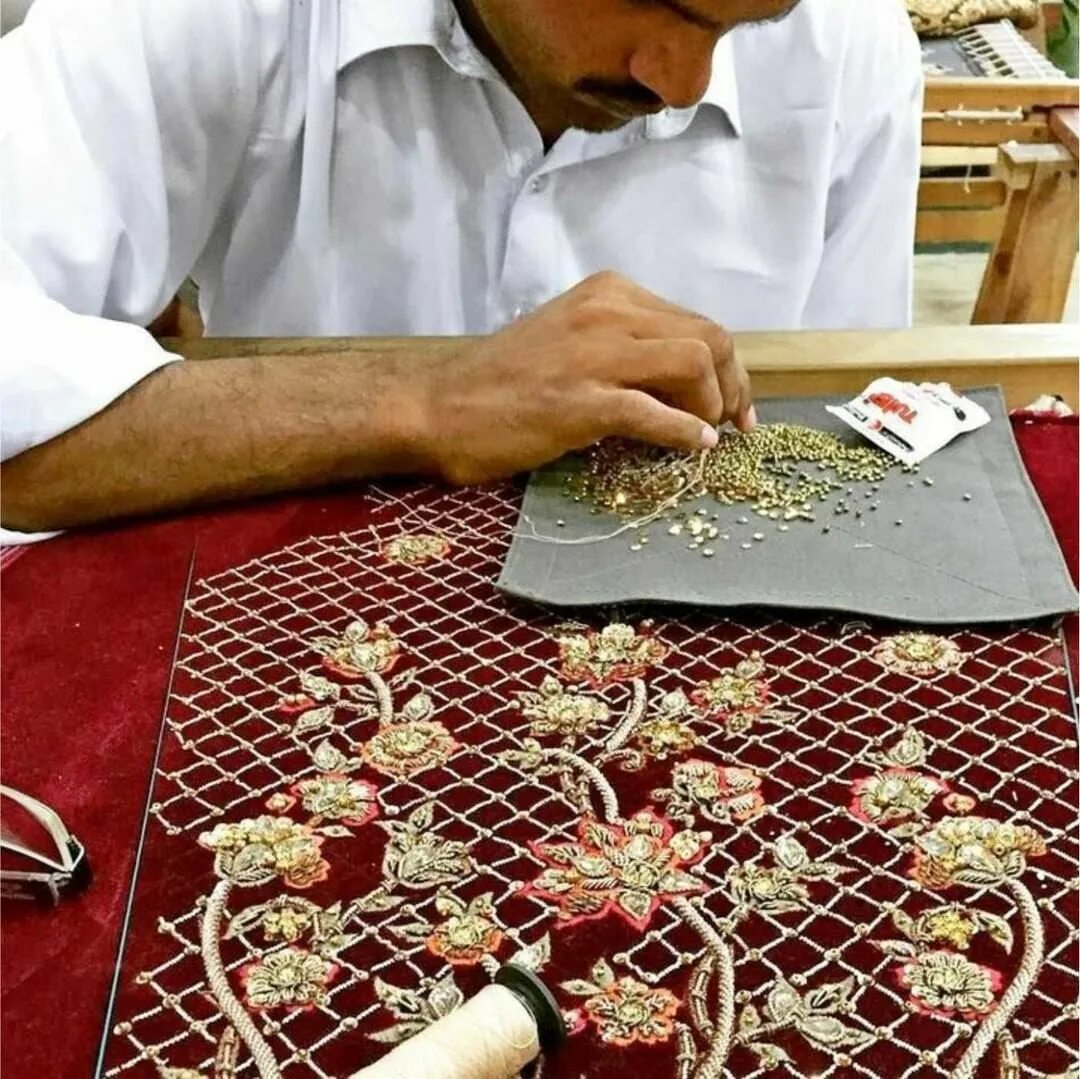 Хобби. Рукоделие для мужчин. Творческое хобби для мужчин. Рукоделие для мужчин. Мужчина вяжет крючком.