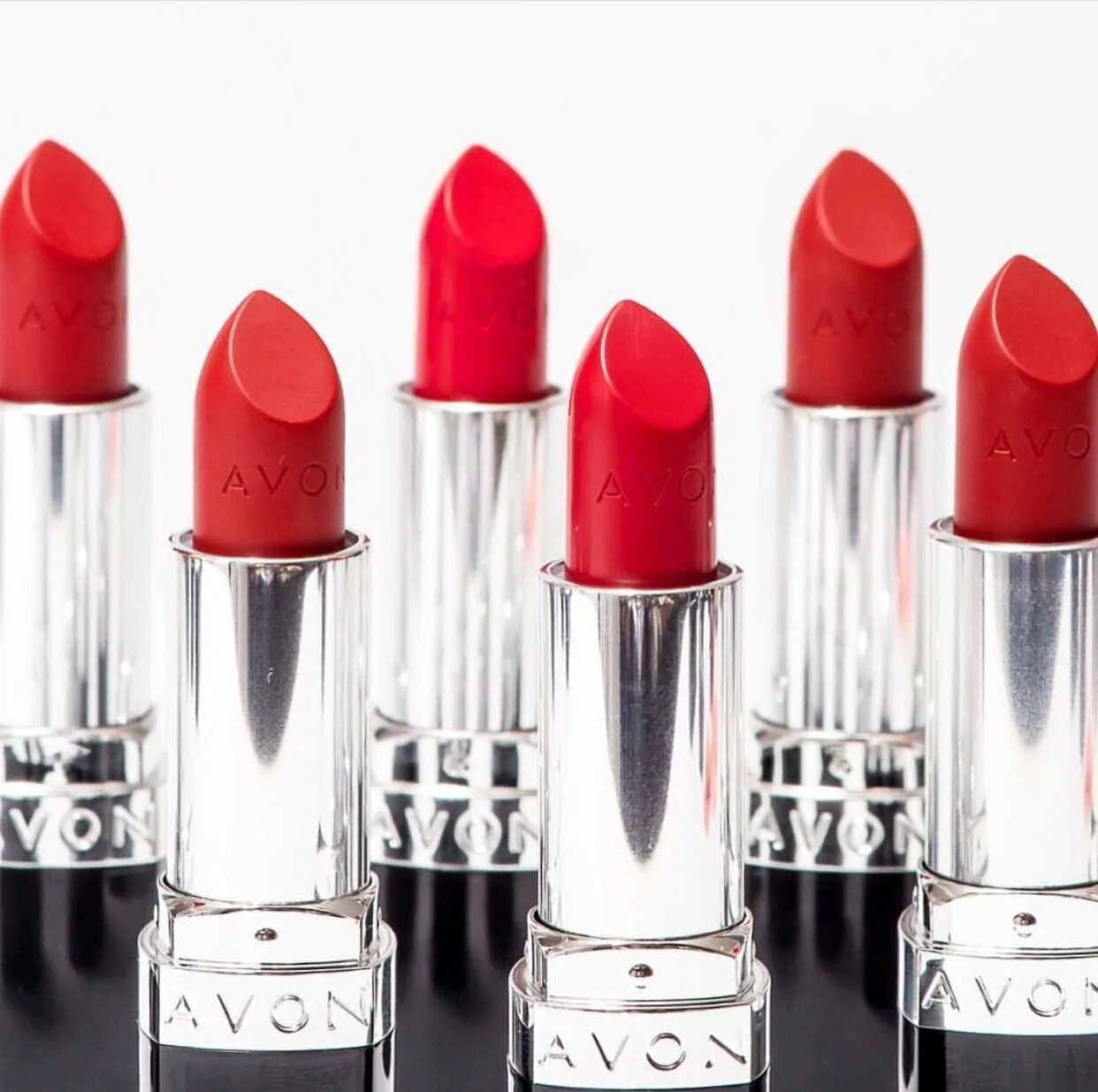 Губная помада фирма. Помада Avon Red. Красная помада Avon. Эйвон красная помада. Помада Avon reseling Red.