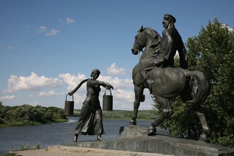 Станица вёшенская шолохов. Вешенская памятник аксинье. Памятник григорию и аксинье в вешенской. Тихий дон станица вешенская. Шолоховские герои.