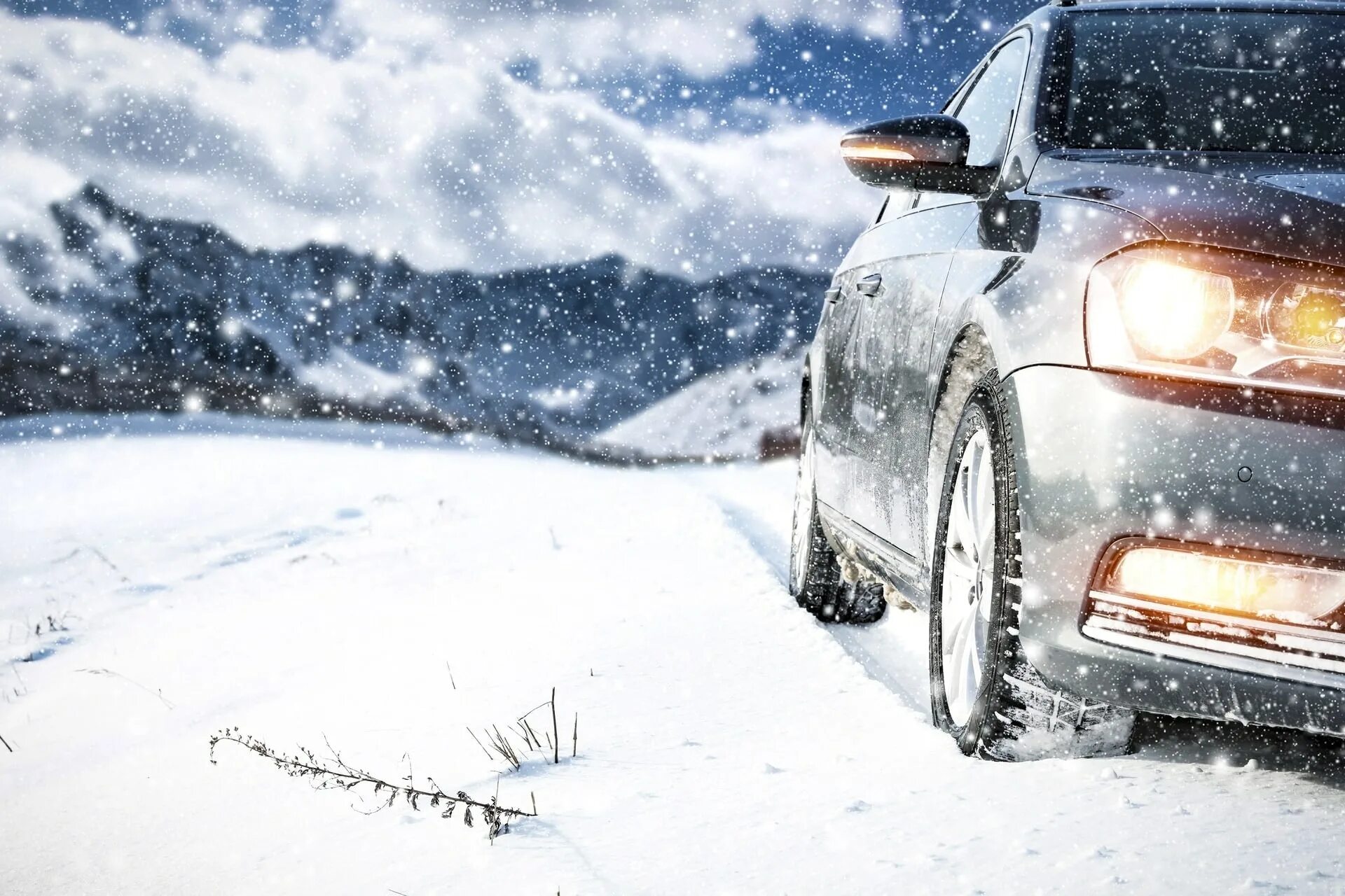 Машина зимой. Машина на зимней дороге. Машина в снегу. Фон зима машина. Машина снежка