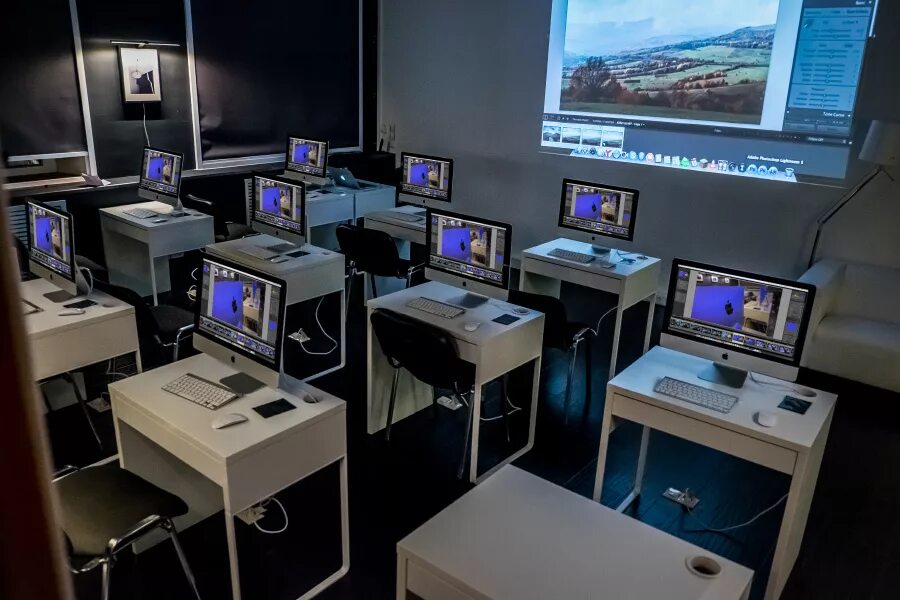 Современный компьютерный класс. Компьютерное оборудование для школ. Современное компьютерное оборудование. Оборудование компьютерного класса в вузе.