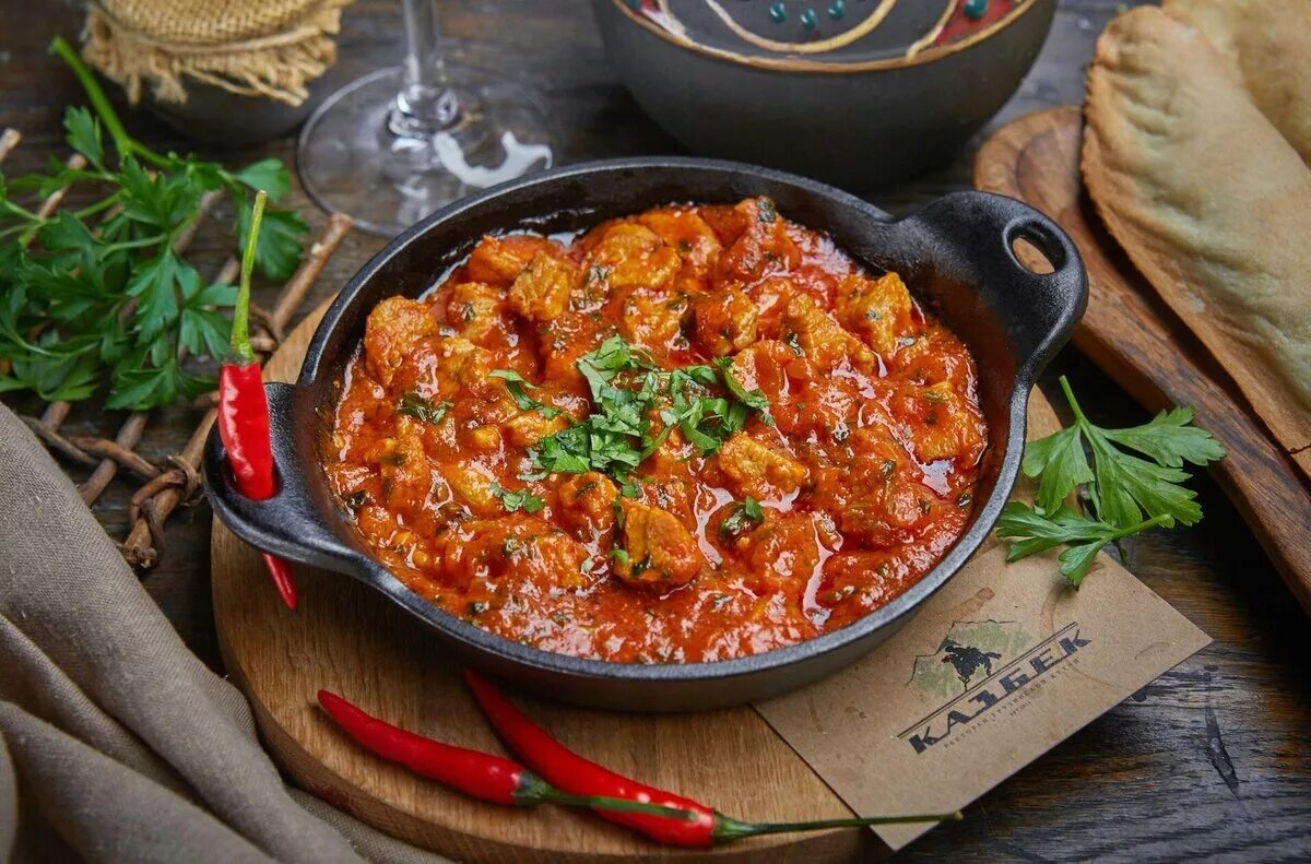 Острый по грузински. Грузинский Чашушули. Грузинская кухня Чашушули. Грузинская кухня Чашушули из говядины. Чашушули по-грузински.