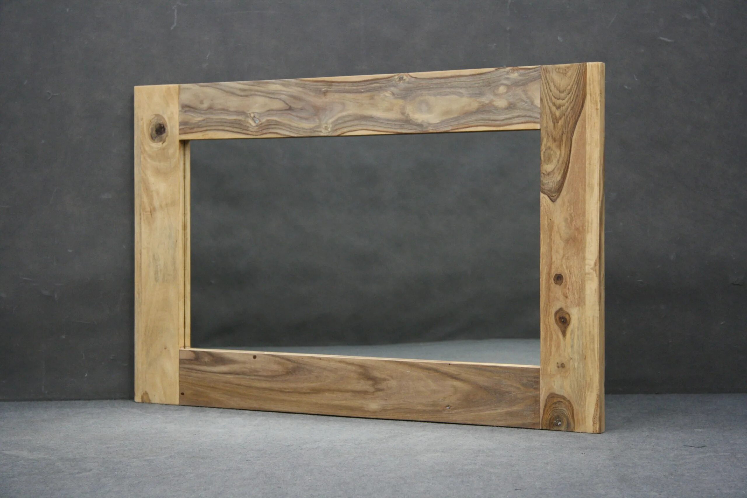 Зеркало с деревянной рамой. Зеркало в деревенской раме. Рама для зеркала из дерева. Деревянная рамка для зеркала. Изготовление деревянных рамок