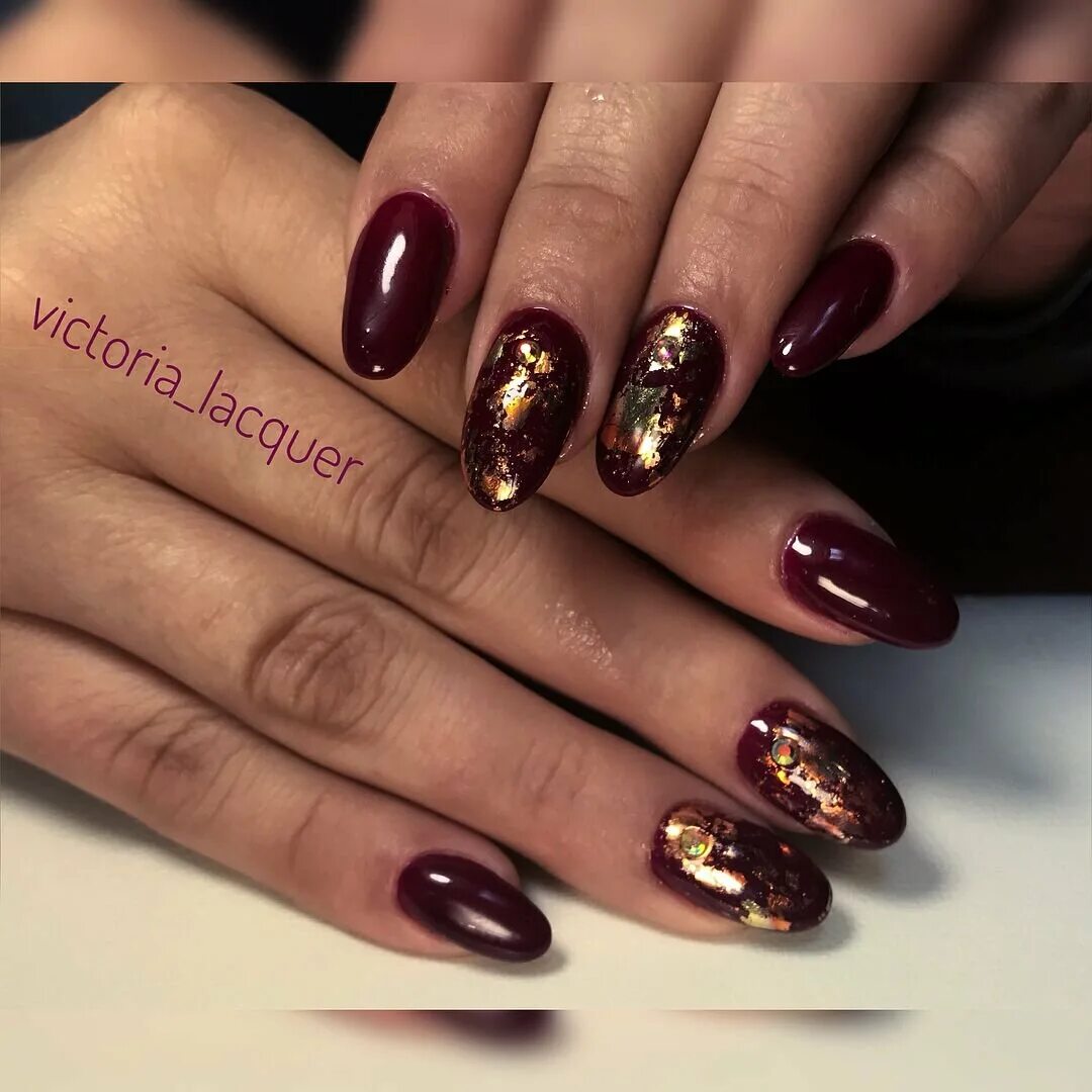 бордовый маникюр. маникюр бордо марсала бургунди с золотом. бордово золотой маникюр. маникюр бордо с золотом 2022. бордово золотой маникюр.