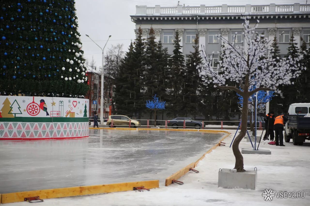 Театральная площадь (киров) в кирове. Снежное площадь. Снежное площадь. Снежное площадь. Снег на площади.