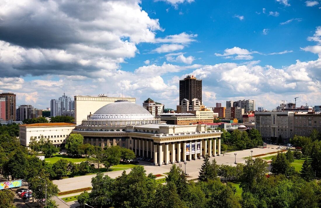 Город новосибирск столица сибири. Новосибирск 2020 вид на город с реки. Новосибирск вид с оби. Мосты новосибирска метромост. Новосибирск лето.