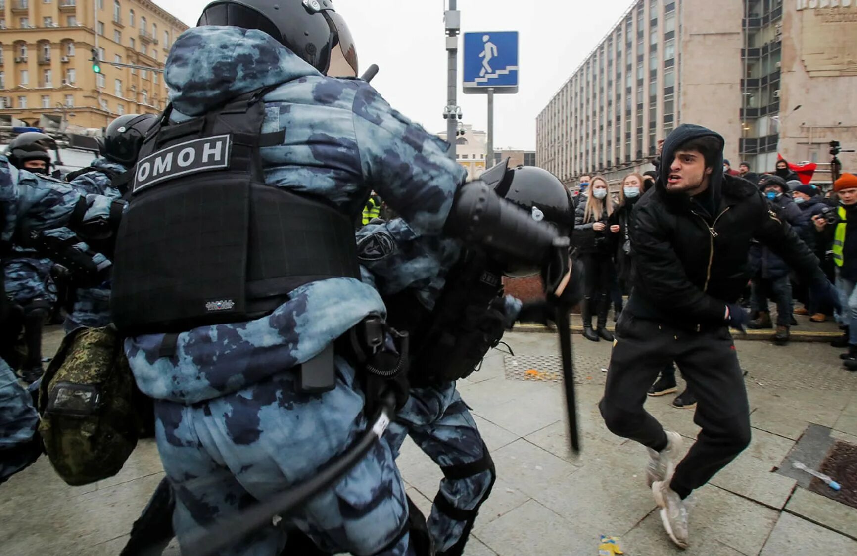 Народ в нападения. Саид Джумаев драка с ОМОНОМ. Джумаев Саид-Мухаммад. Джумаев Сайд-Мухаммад Саид-Ахмедович. Москва протесты ОМОН 2021.