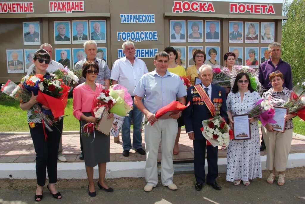 Погода в таврическом на неделю омская область. Таврический район Омской области. Доска почета Омская область Таврический район. Омская область Таврический район р.п Таврическое. Администрация Таврического района Омской области.