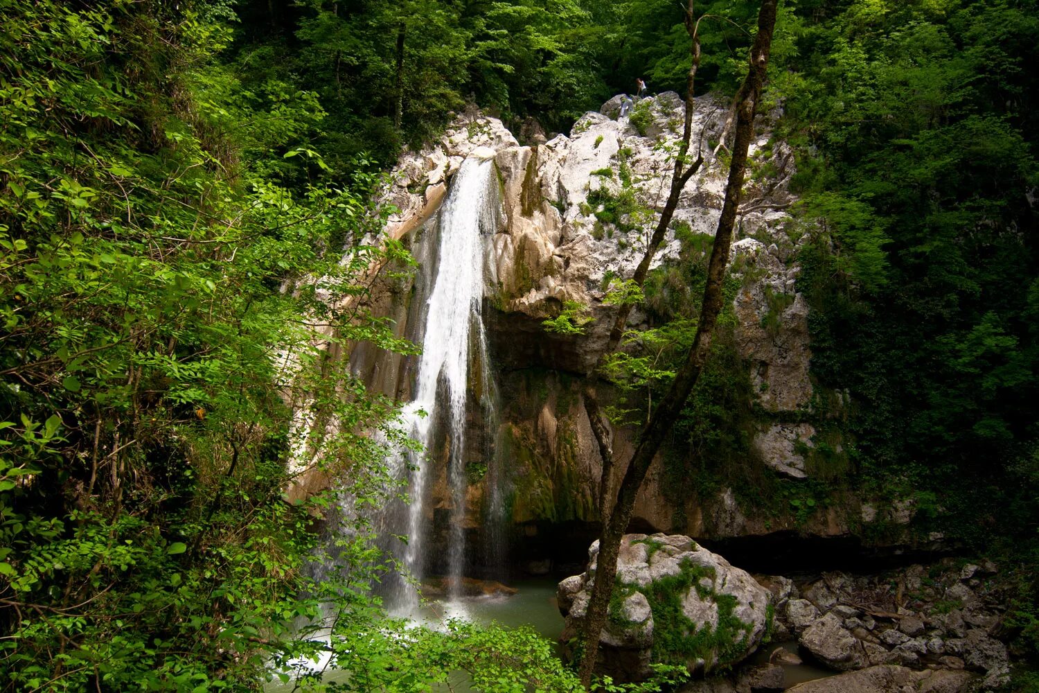 Агурские водопады краснодарский край. Агурский водопад Сочи. Агурское ущелье в Сочи. Национальный парк Сочинский Краснодарский край.