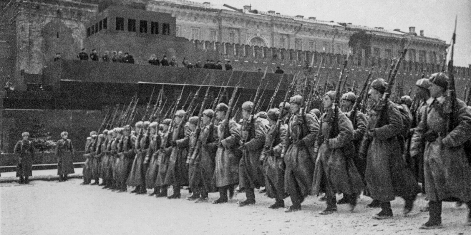 Парад на красной площади 1941 битва за Москву. Военный парад на красной площади 7 ноября 1941 г. Парад 4 ноября на красной площади 1941 год. Традиционный парад 7 ноября битва за Москв. Военный парадом 7 ноября 1941 г принимал