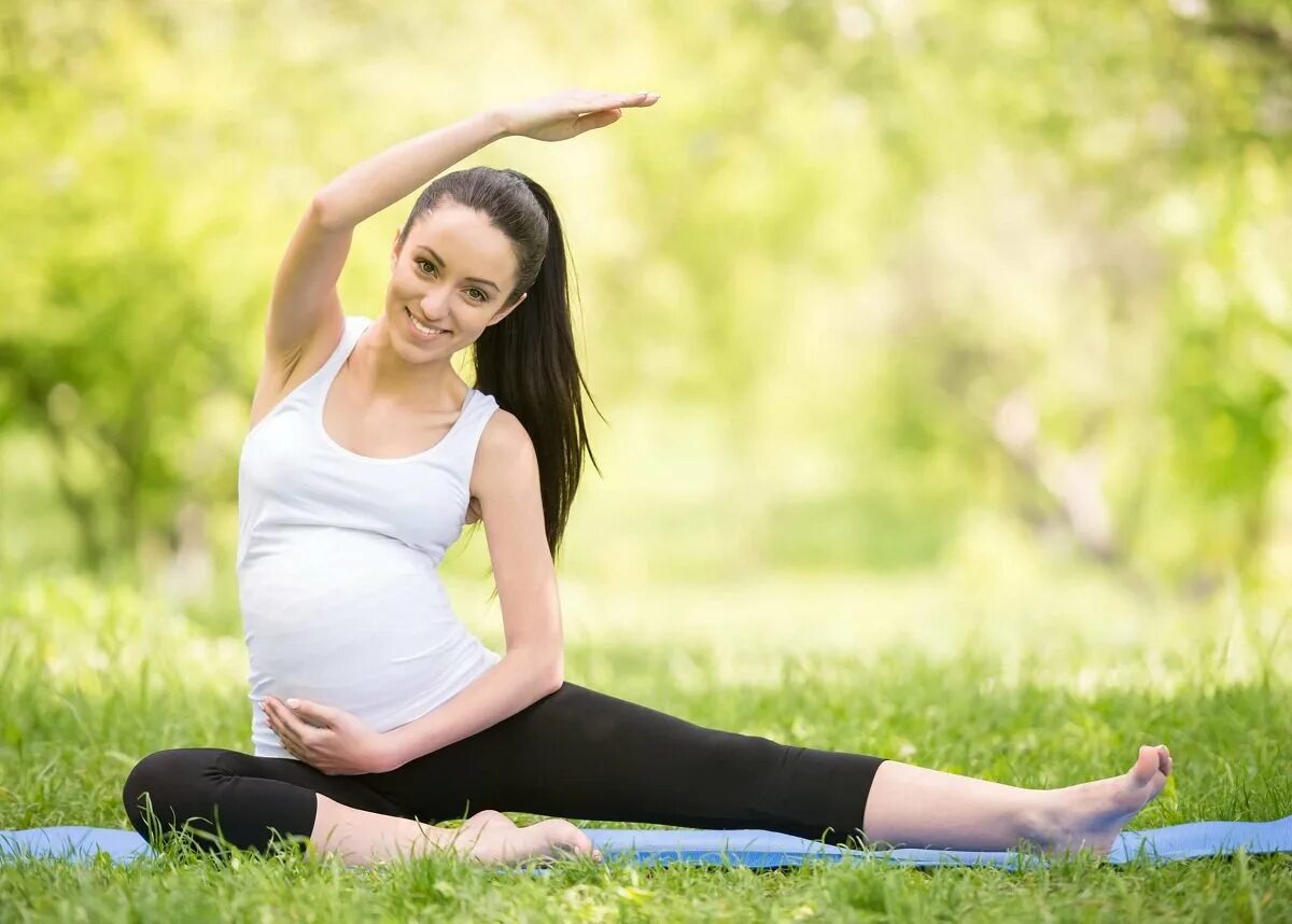 Йога для беременных. Физзарядка для беременных женщин. Спортивные беременные женщины.