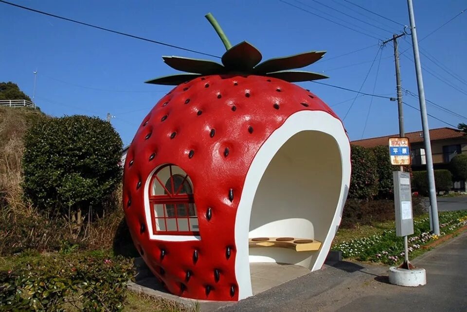 Автобус плодовое. Остановки в виде фруктов в Японии. Необычные остановки Япония. Необычные малые архитектурные формы. Креативные автобусные остановки.